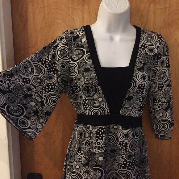 Black & White Olivia Paige Tie Back Tunic Size Small - Picture 2 of 7
